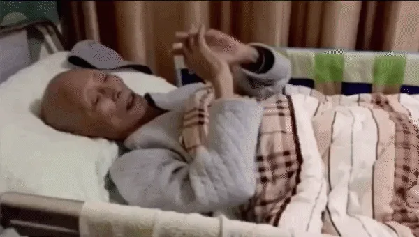 🦴 關節護理熱銷推薦 伸筋透骨關節凝膠 ✨ 溫和按摩護理 ✨ 清爽易吸收 ✨ 久坐久站族愛用 ✨ 日常保養更方便 👨🦳 長輩族群熱銷 🔥 限時優惠 - 4