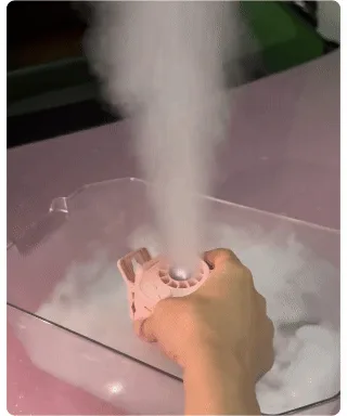 🥵 夏天玩手機最怕發燙卡頓？遊戲玩到一半手都熱了！ 🇯🇵【日本半導體冷卻夾式風扇】強力散熱設計登場🔥 ✨ 夾上即可快速帶走熱量 🎮 手機遊戲 / 直播追劇 / 長時間使用皆適合 💻 手機 平板 筆電多設備適用 ❄️ 小巧夾式設計 隨時享受清爽使用體驗 告別燙手困擾，夏日3C降溫必備！ - 9