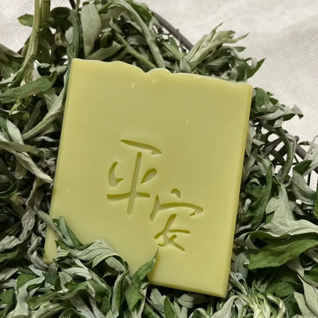 🌿【純陽午時水・古法手工艾草平安皂】 傳承古法艾草製皂工藝，嚴選陳年艾草與天然草本原料，手工慢製保留濃郁艾草香氣。 ✨ 艾草清香｜洗後清爽舒適 ✨ 細膩泡沫｜溫和潔淨肌膚 ✨ 手工製作｜每一顆都是匠心打造 沐浴時感受自然草本氣息，給肌膚一份溫柔呵護。適合日常使用、家庭常備，也適合作為送禮祝福之選。 🌿 一皂傳承古法，一份安心陪伴每一天。 - 10