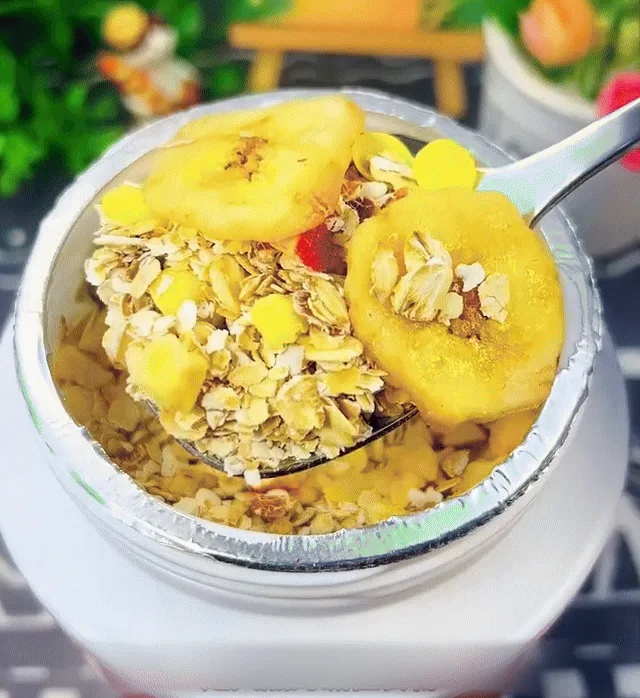 🍎蘋果香蕉牛乳燕麥片｜早餐輕鬆搭配的穀物飲 🍌忙碌早晨快速準備｜水果燕麥營養早餐新選擇 ✨想吃得清爽無負擔？蘋果香蕉燕麥片陪你日常飲食管理 - 9